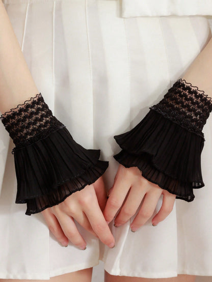 زوج قديم من الأصفاد المزينة بلمسة