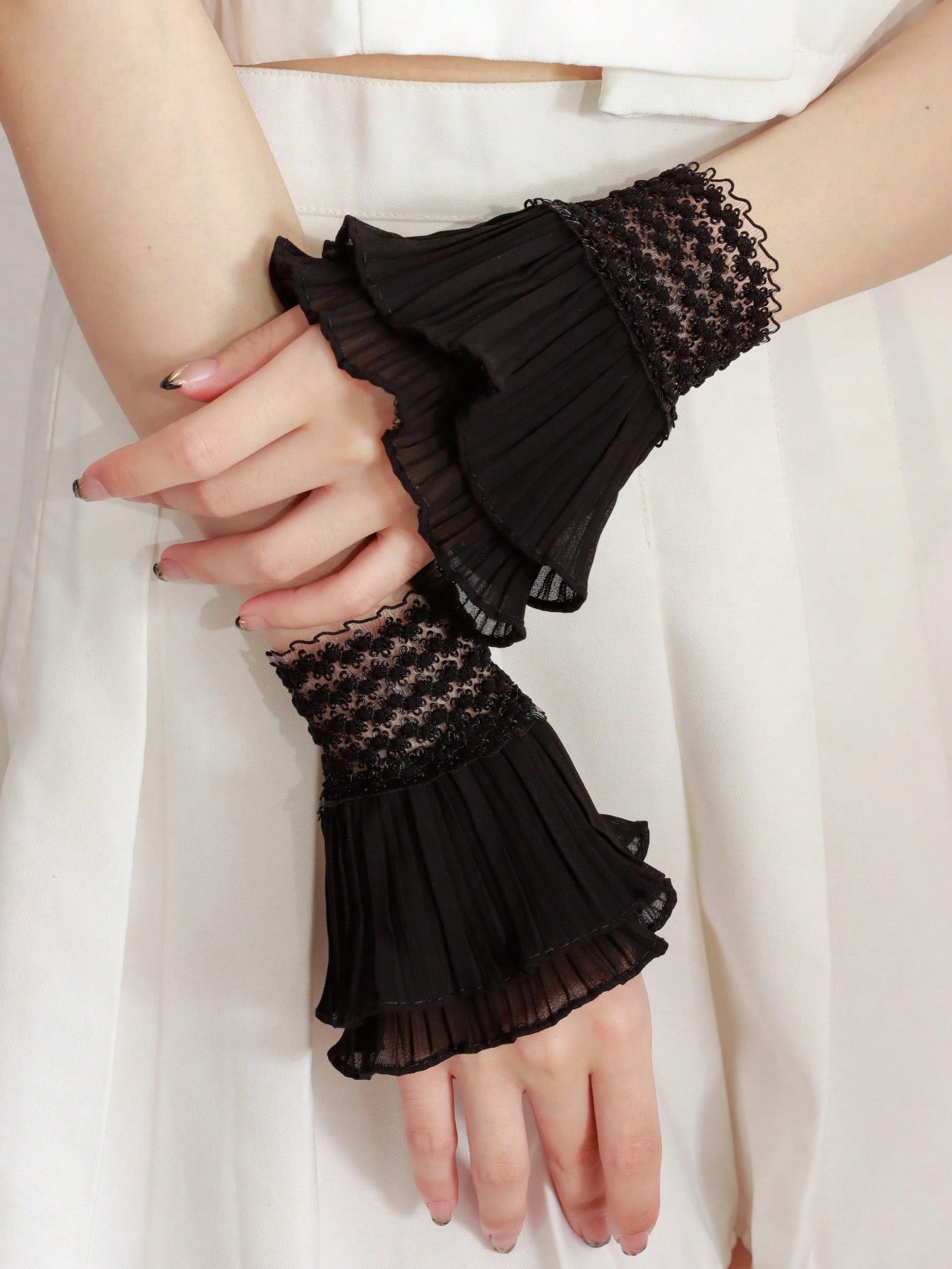 زوج قديم من الأصفاد المزينة بلمسة