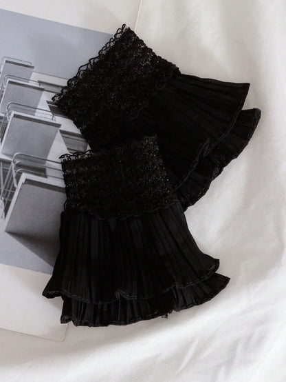 زوج قديم من الأصفاد المزينة بلمسة