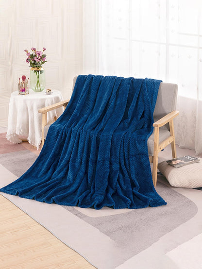 قطعة بطانية ناعمة ومنفوشة باللون الأزرق