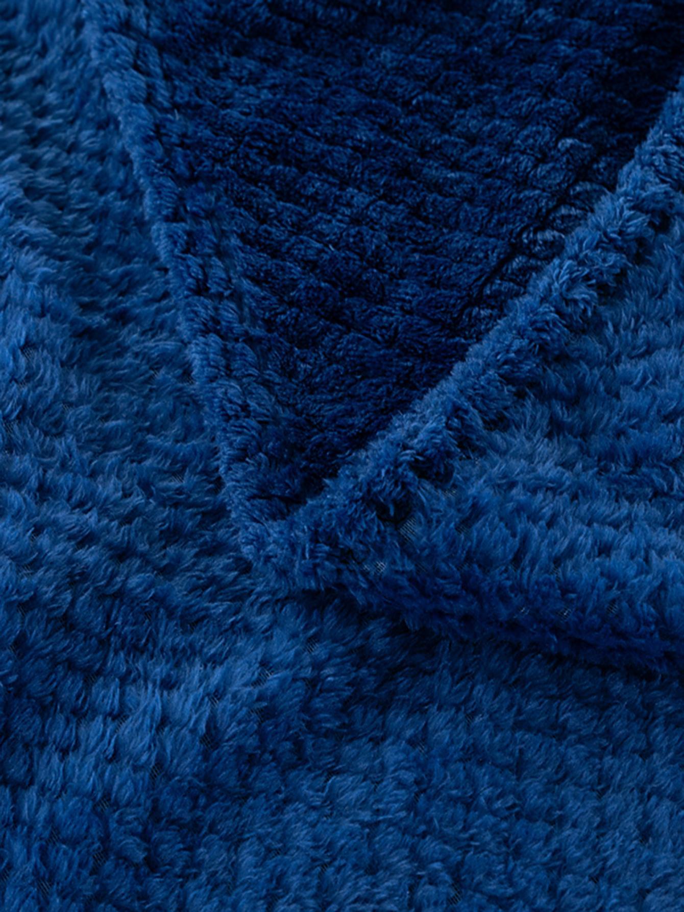قطعة بطانية ناعمة ومنفوشة باللون الأزرق