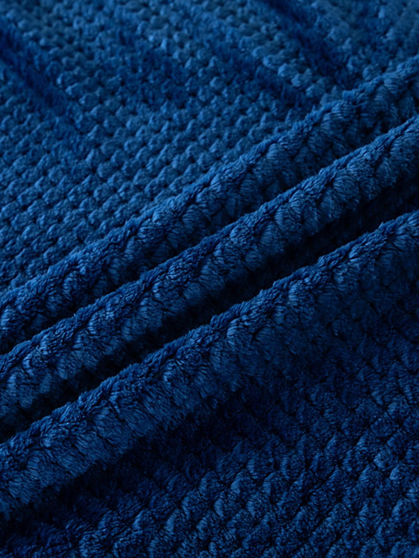 قطعة بطانية ناعمة ومنفوشة باللون الأزرق