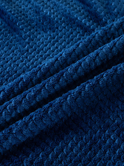 قطعة بطانية ناعمة ومنفوشة باللون الأزرق