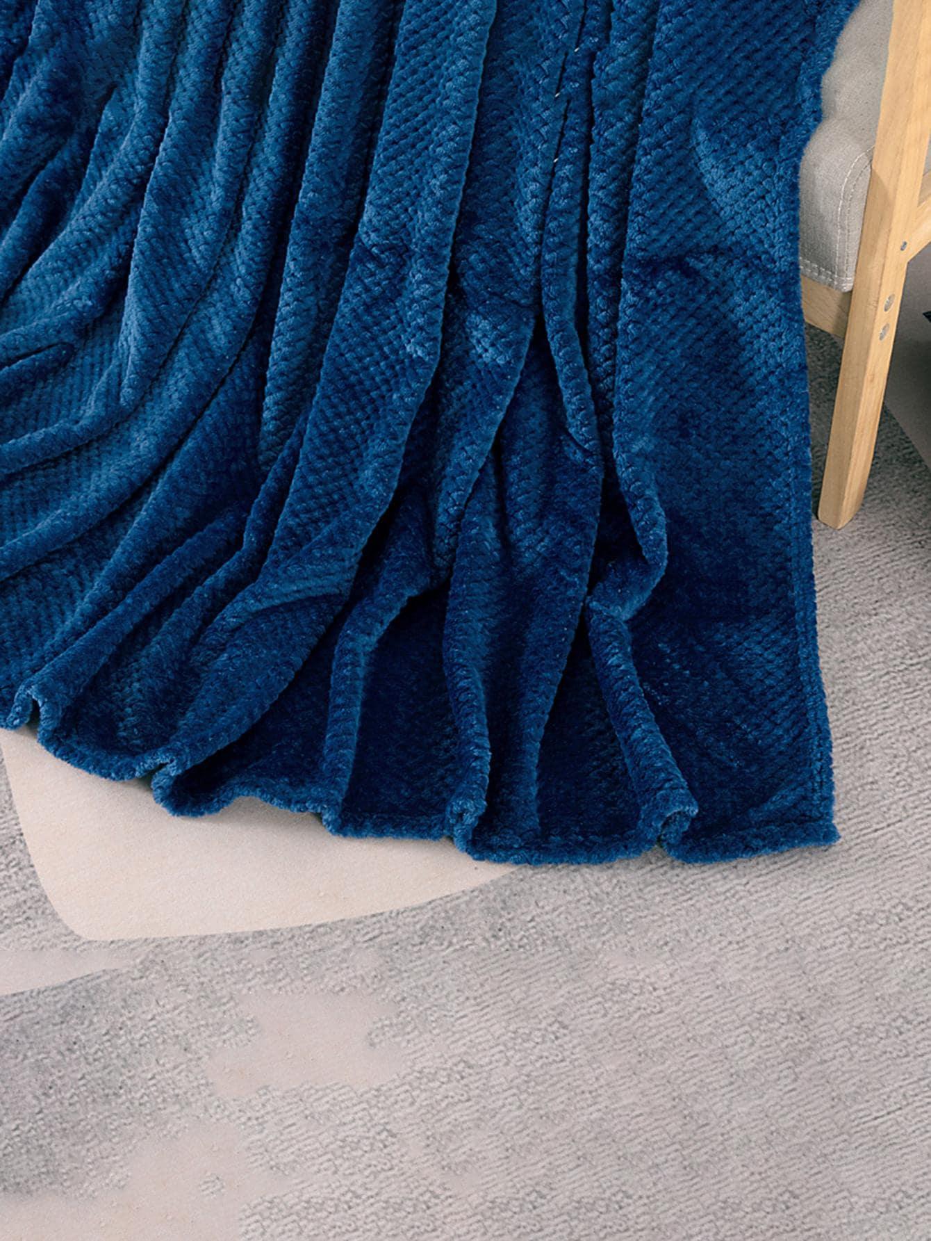 قطعة بطانية ناعمة ومنفوشة باللون الأزرق