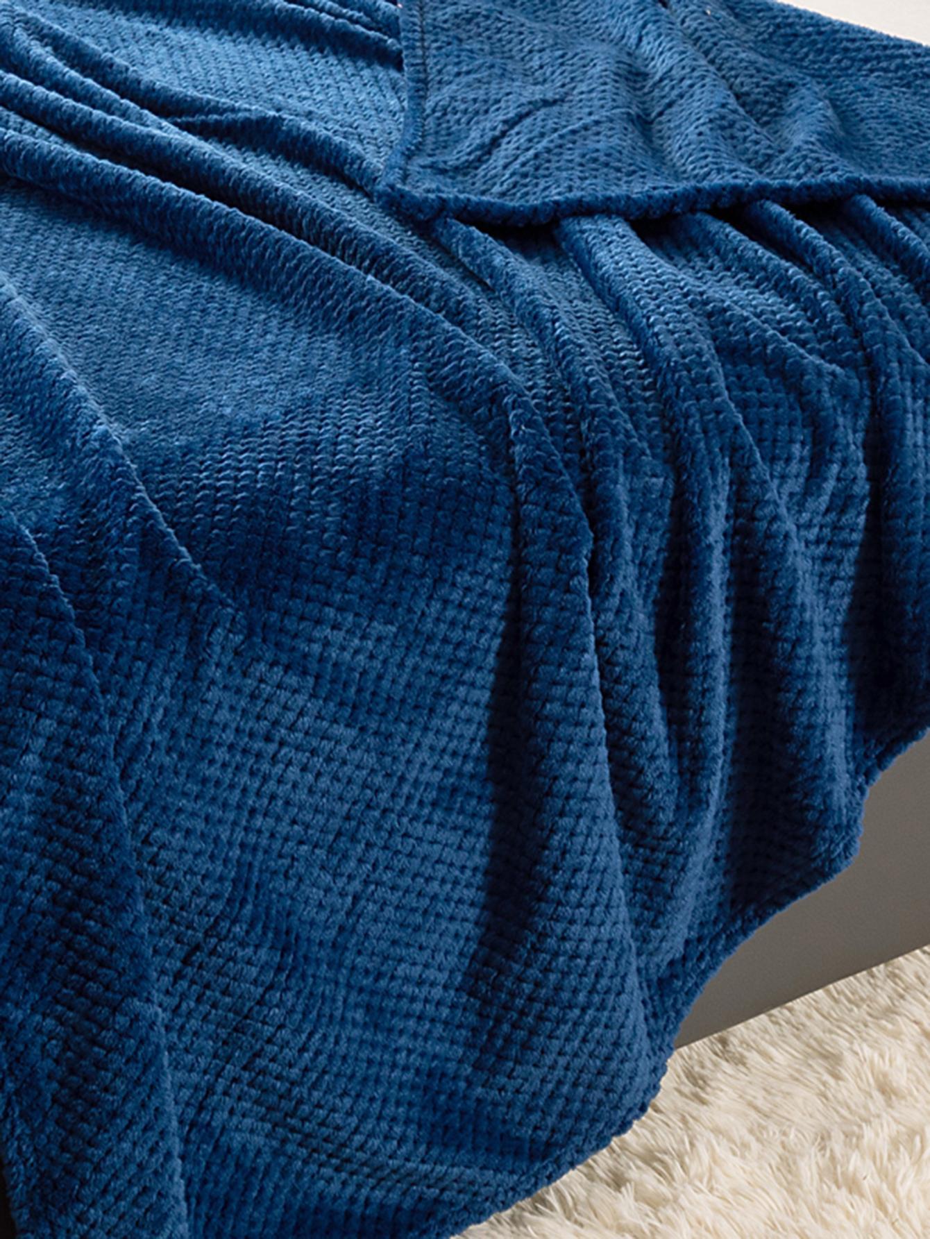 قطعة بطانية ناعمة ومنفوشة باللون الأزرق