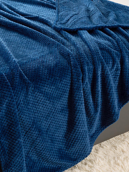 قطعة بطانية ناعمة ومنفوشة باللون الأزرق