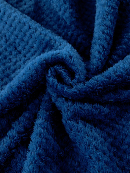 قطعة بطانية ناعمة ومنفوشة باللون الأزرق