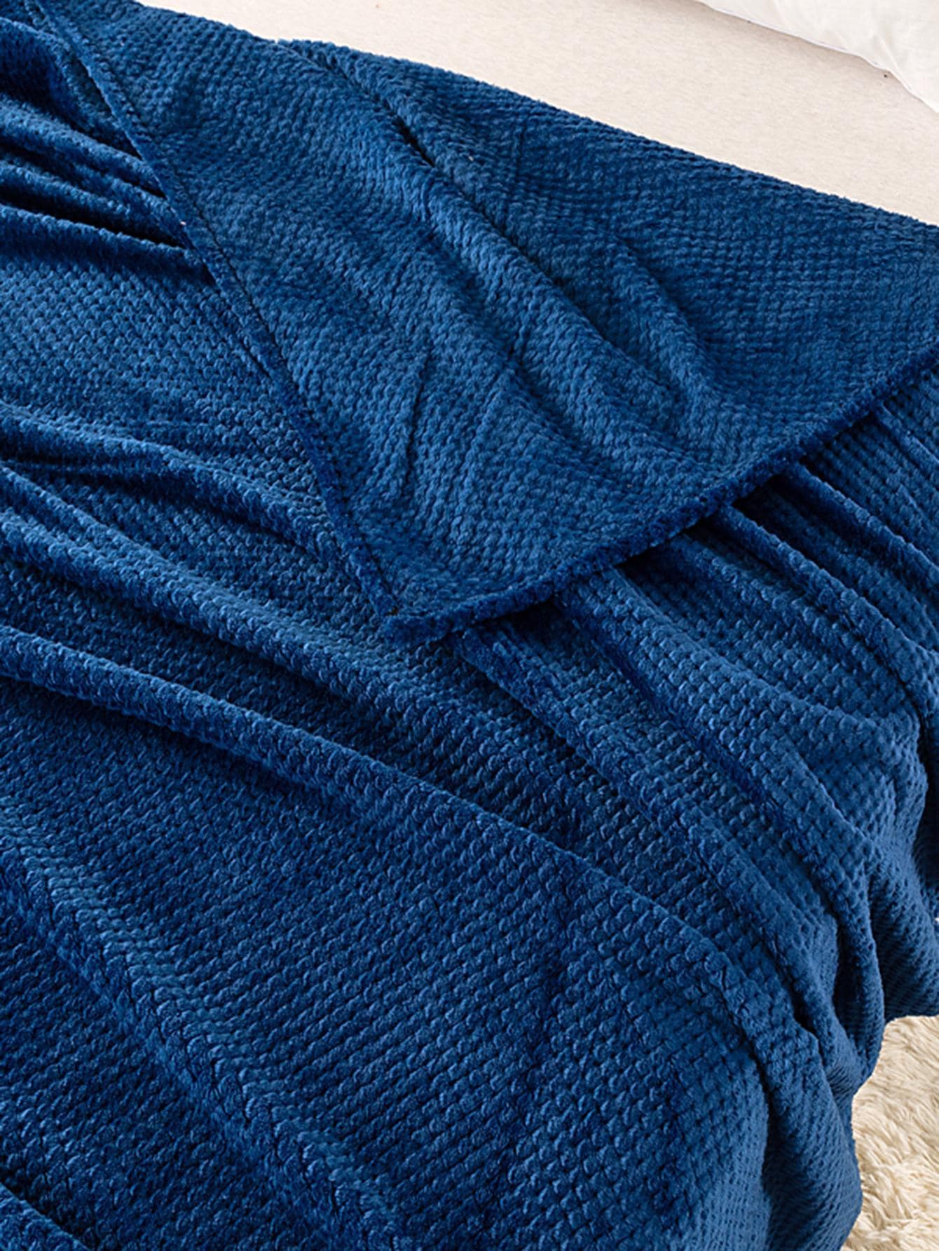 قطعة بطانية ناعمة ومنفوشة باللون الأزرق