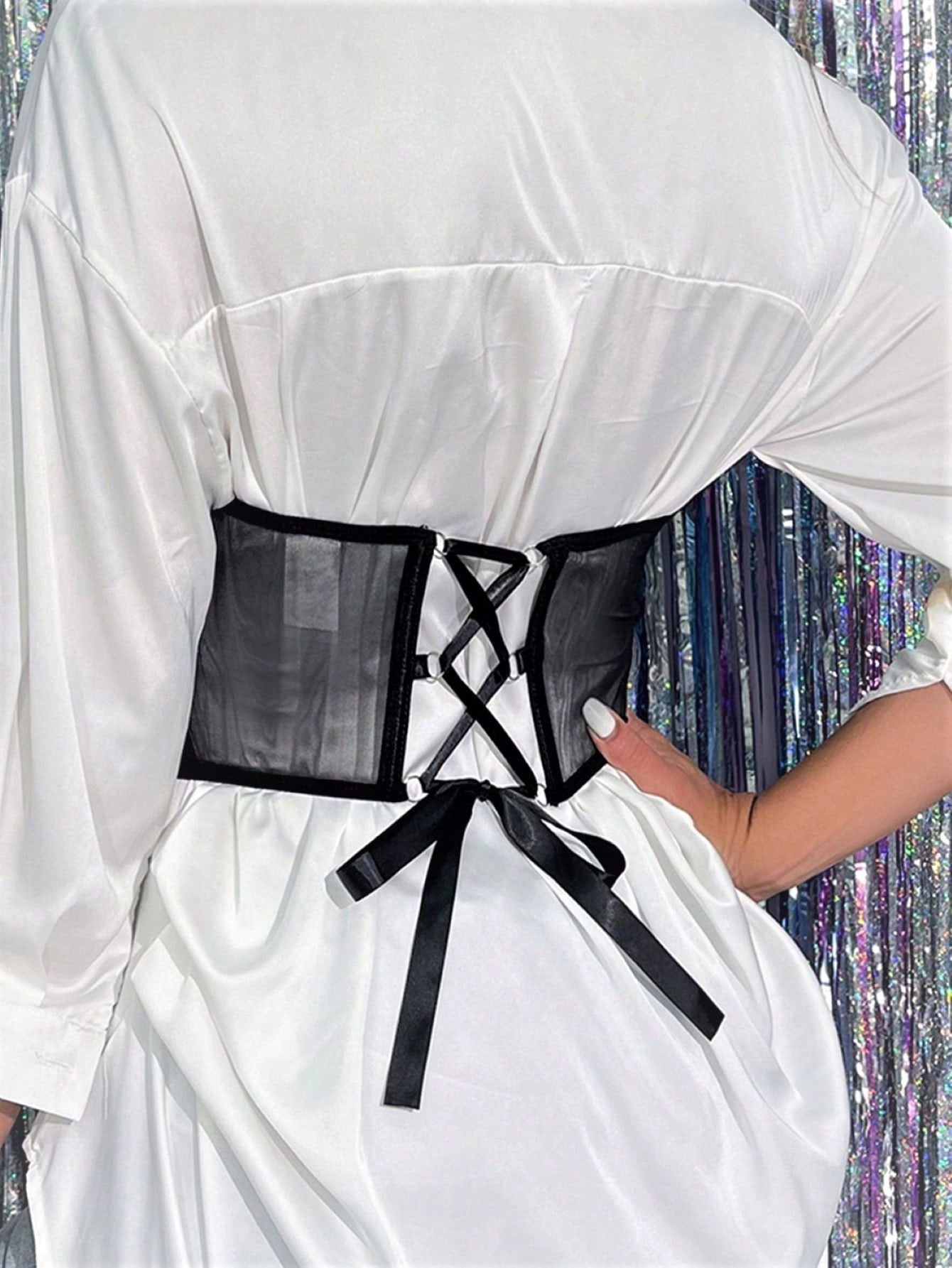 حزام خصر متصل بسلسلة شريط شبكي بدون بلوزة