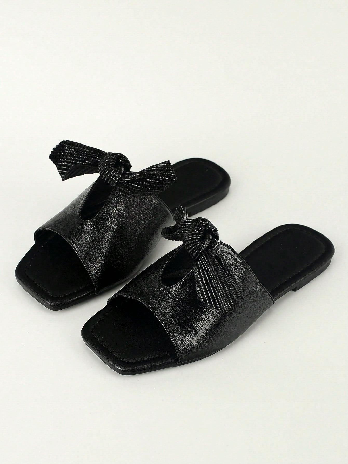 صنادل مسطح مبسط مزخرف بعقدة الفراشة موضة الصيف نساء