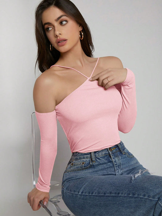 تي شيرت موحدة اللون كتف مكشوف