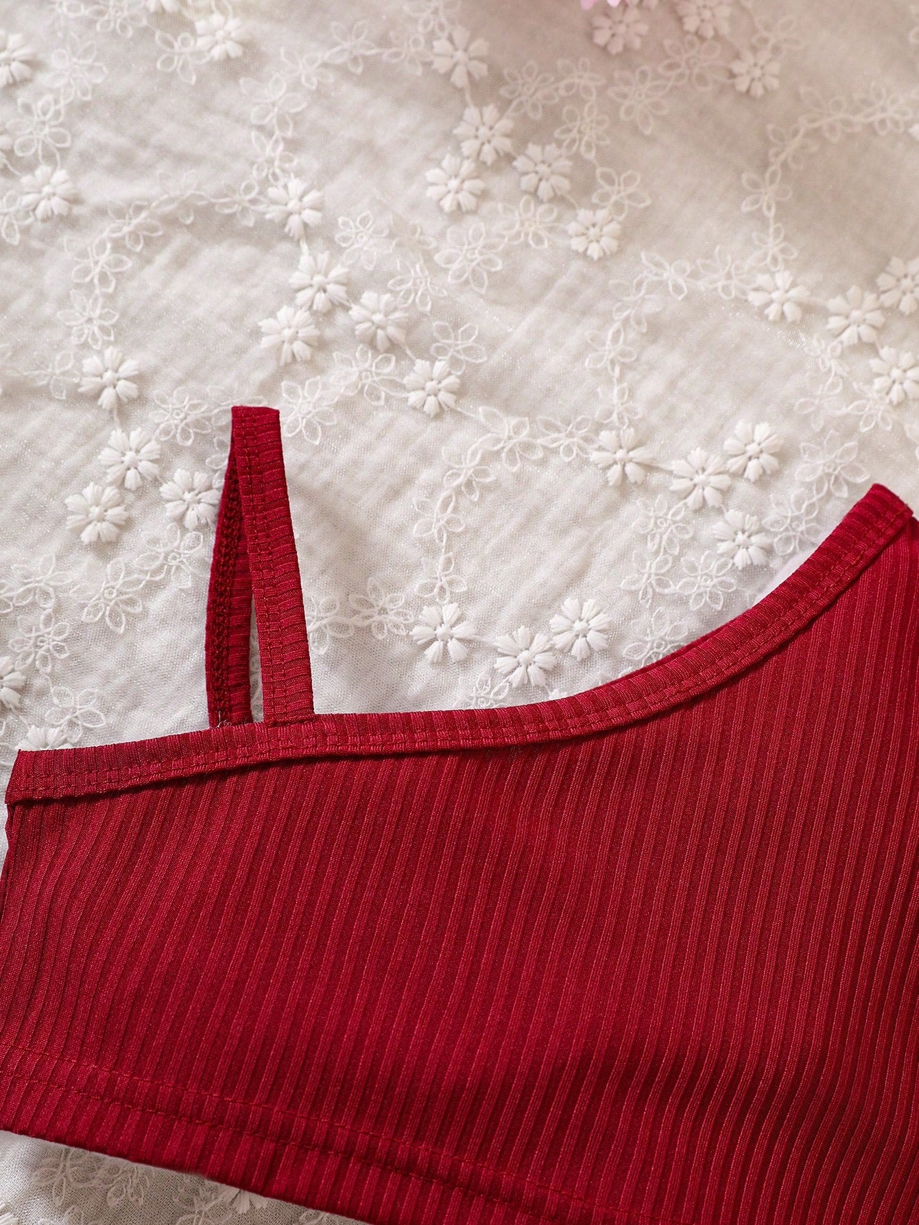 لباس علوي رقبة غير متناظرة للرضع الأنثى وشورتات زهرية مطبوعة مع حزام