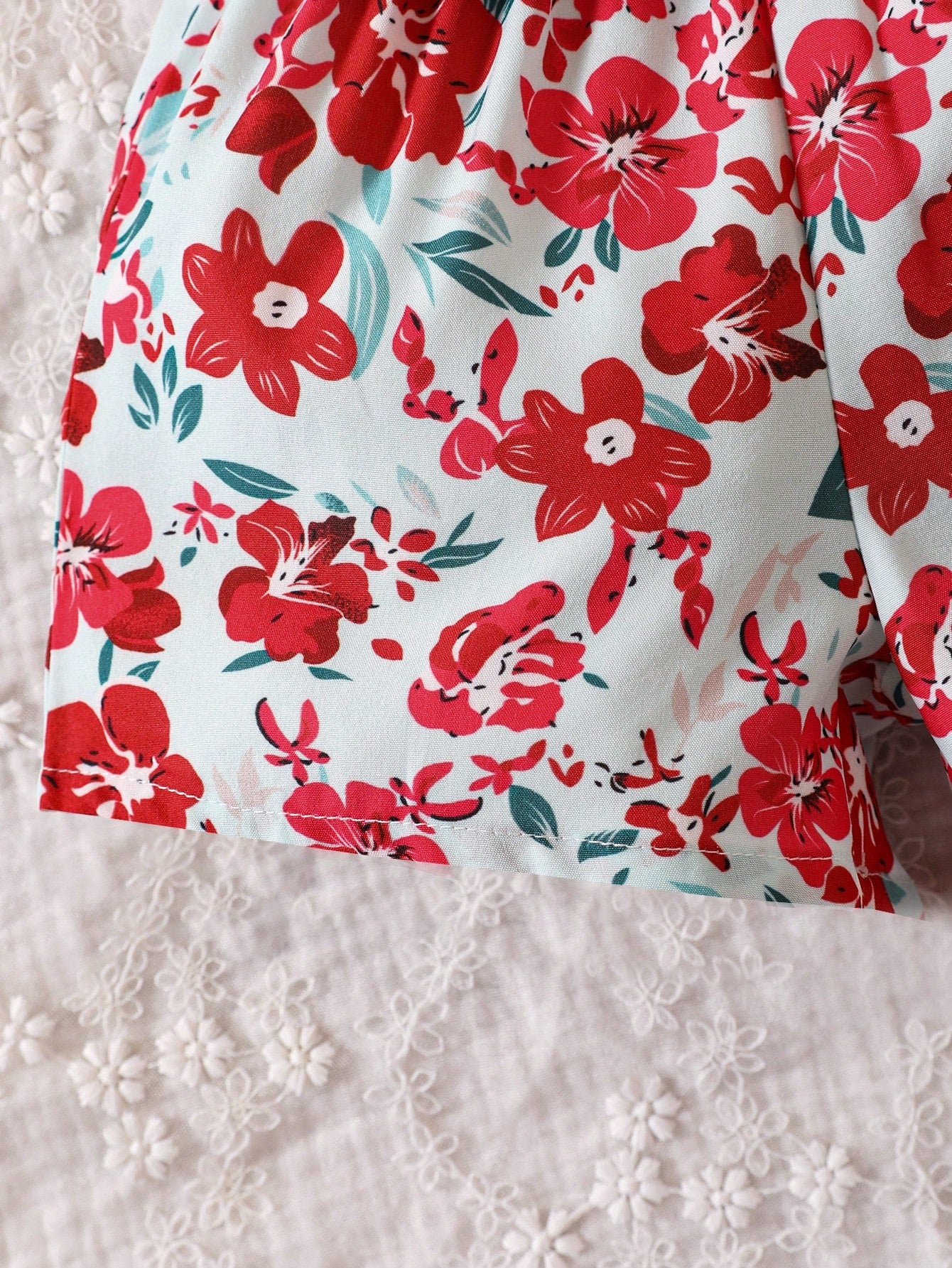 لباس علوي رقبة غير متناظرة للرضع الأنثى وشورتات زهرية مطبوعة مع حزام