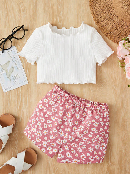 بدلة صبيّة عارضة من قطعتين مكونة من تي شيرت قصّة قصيرة بياقة مزيّنة بالرّوبيّات ذات خصر مطاطيّ وشورت زهري مناسبة لفصل الصيف