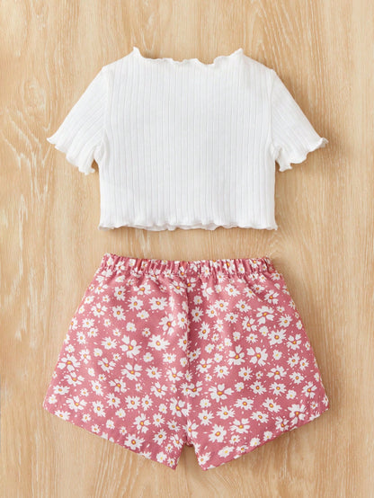 بدلة صبيّة عارضة من قطعتين مكونة من تي شيرت قصّة قصيرة بياقة مزيّنة بالرّوبيّات ذات خصر مطاطيّ وشورت زهري مناسبة لفصل الصيف