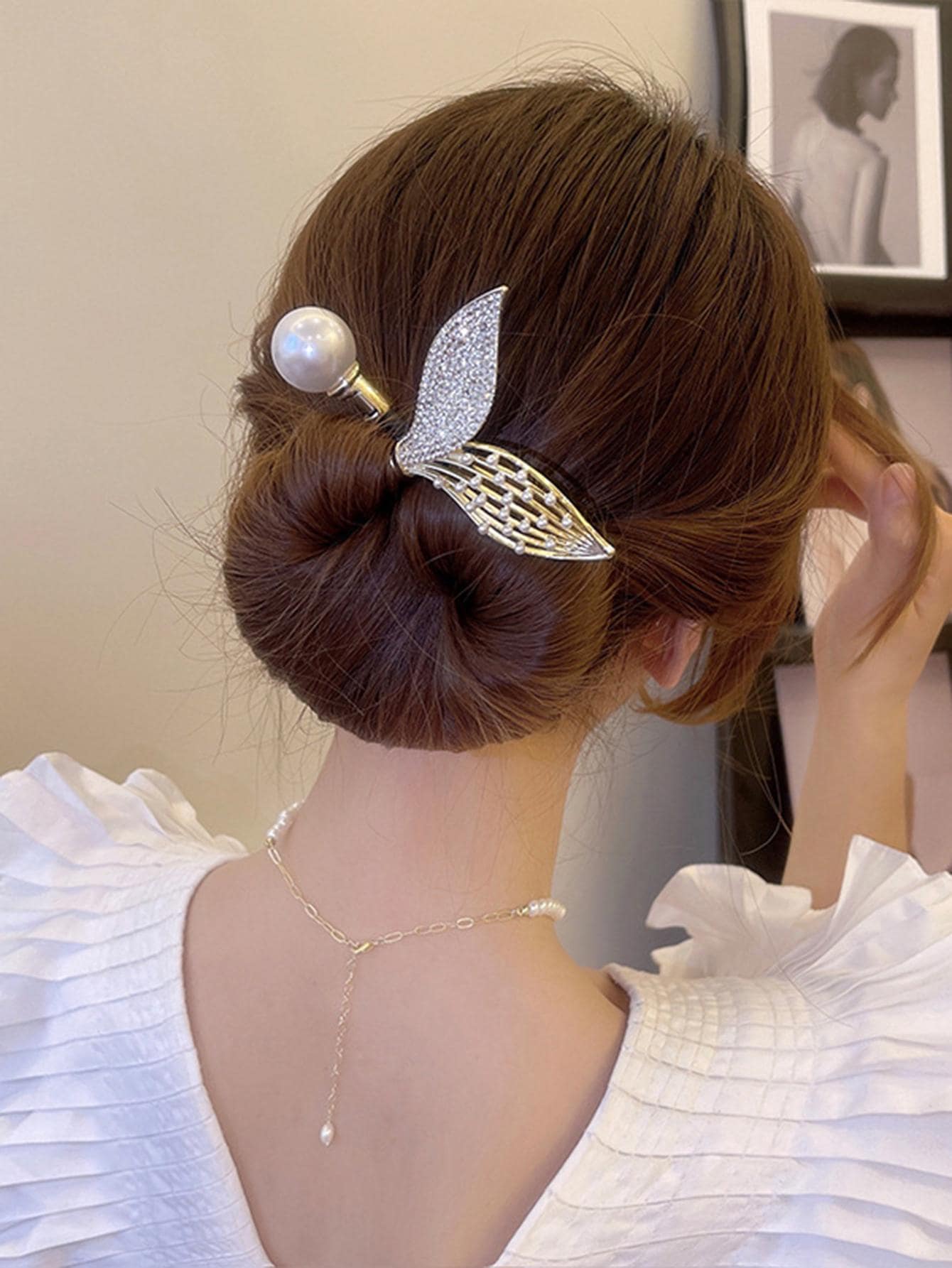 مطرز باللؤلؤ والحجر الكريم بشكل ذيل السمكة