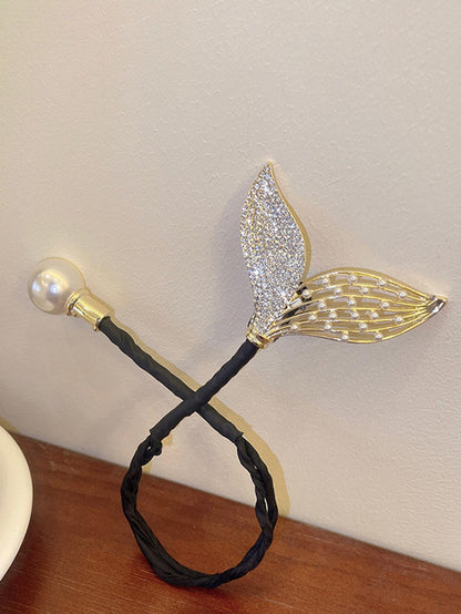 مطرز باللؤلؤ والحجر الكريم بشكل ذيل السمكة