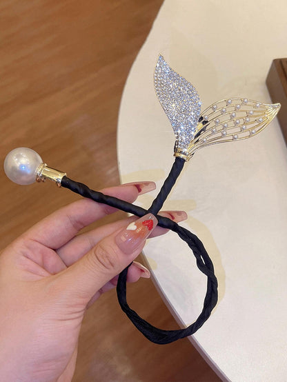 مطرز باللؤلؤ والحجر الكريم بشكل ذيل السمكة