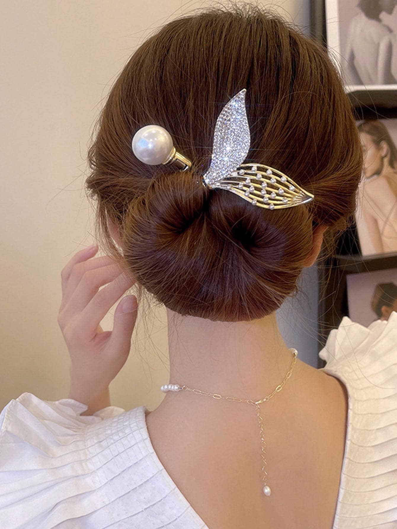 مطرز باللؤلؤ والحجر الكريم بشكل ذيل السمكة