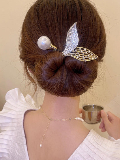 مطرز باللؤلؤ والحجر الكريم بشكل ذيل السمكة