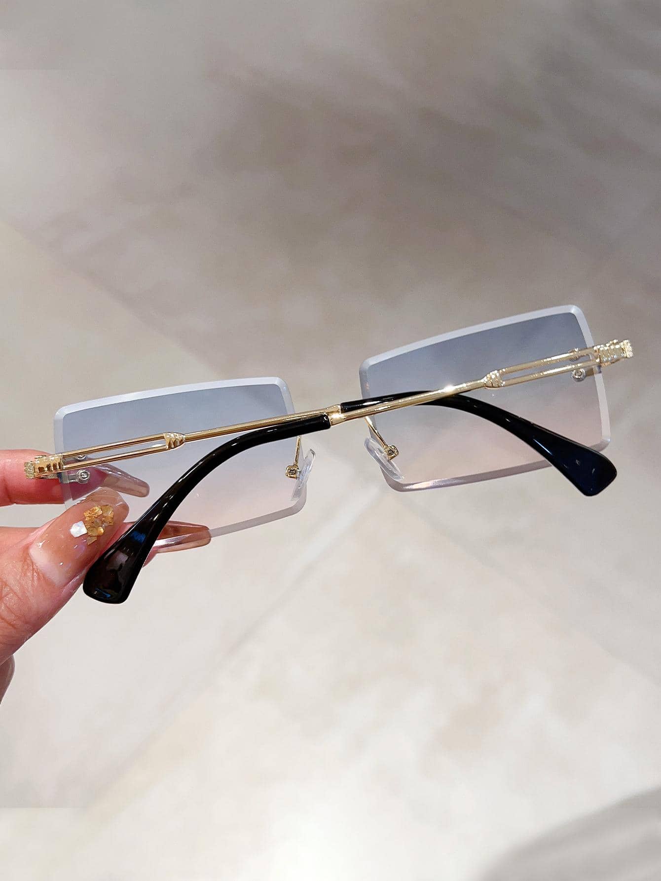 زوج من النظارات البحرية ذات الإطار المربع للنساء باللمسات الكلاسيكية، إكسسوارات للشاطئ والملابس الأنيقة للنساء في فصل الخريف والشتاء،