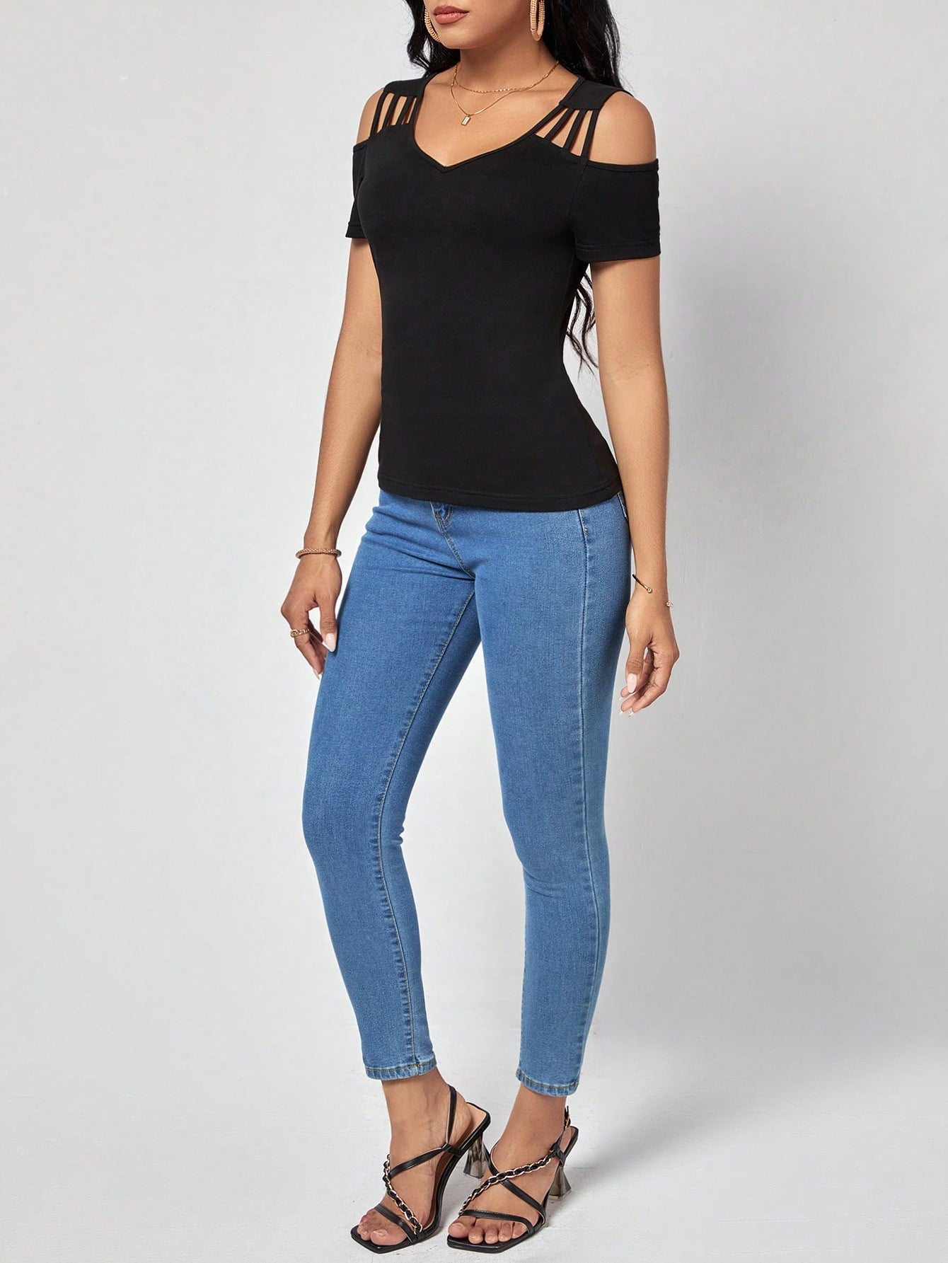 تي شيرت موحدة اللون كتف مكشوف