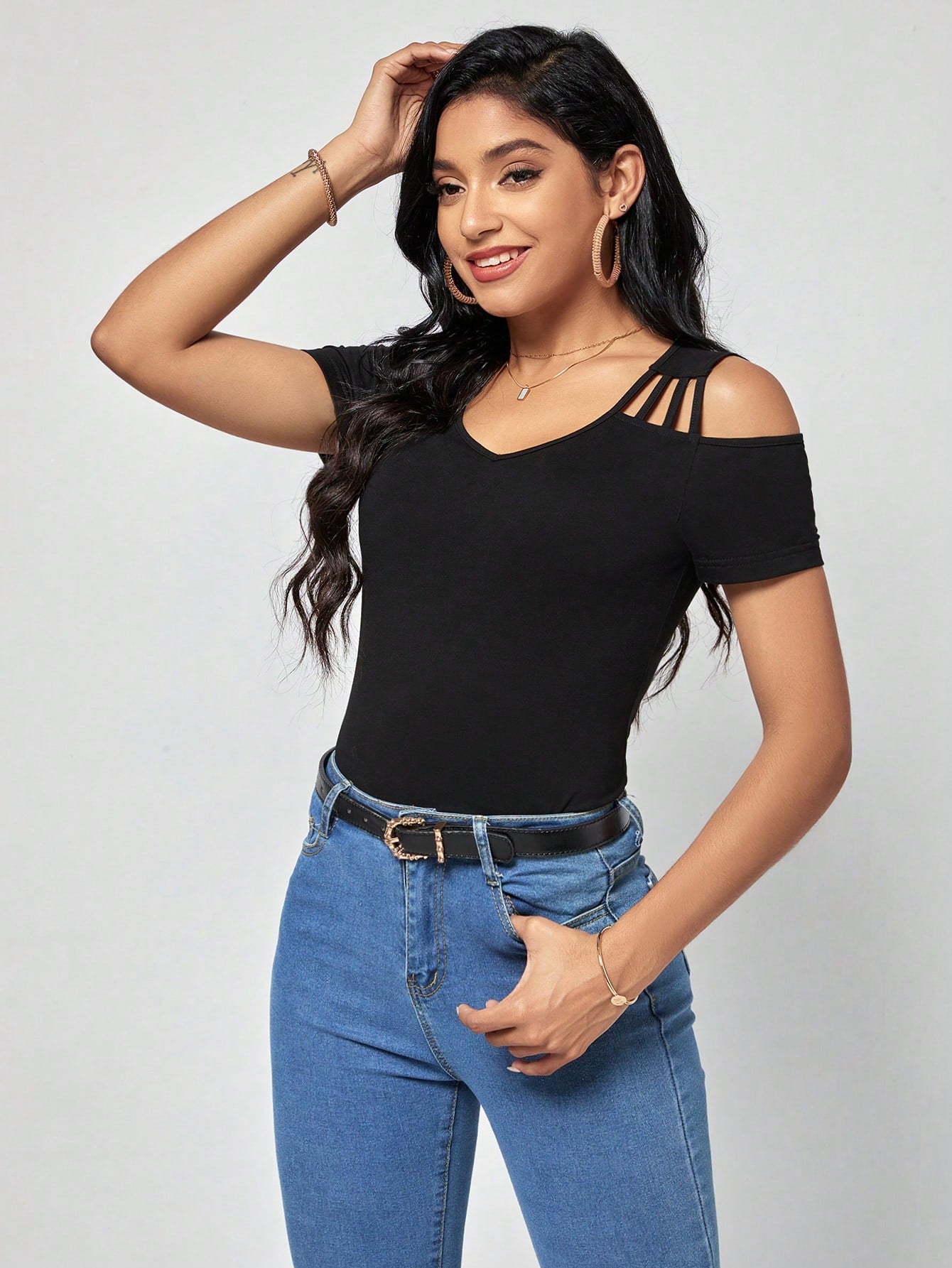 تي شيرت موحدة اللون كتف مكشوف