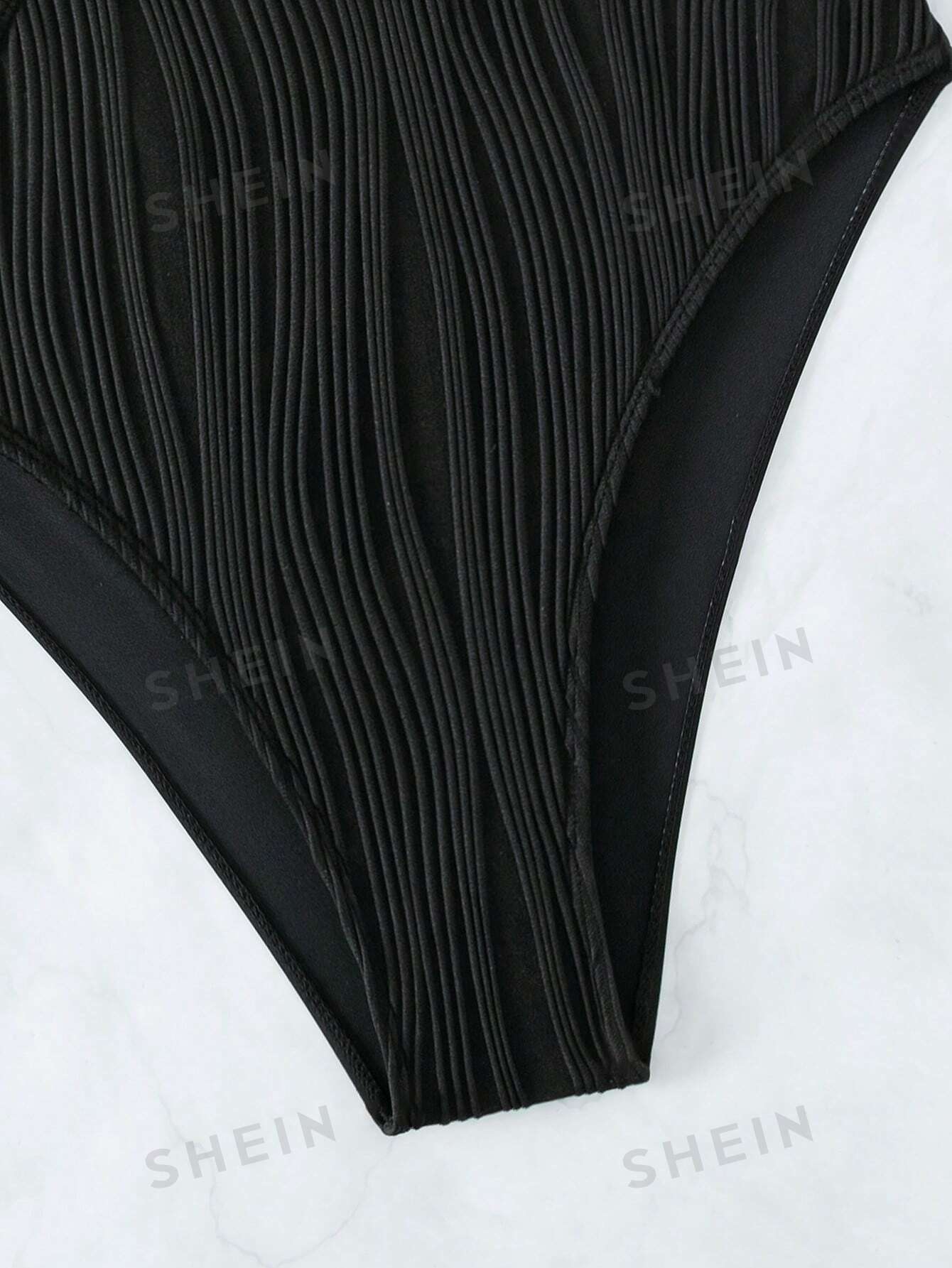 ملابس سباحة  بتفاصيل السلسلة