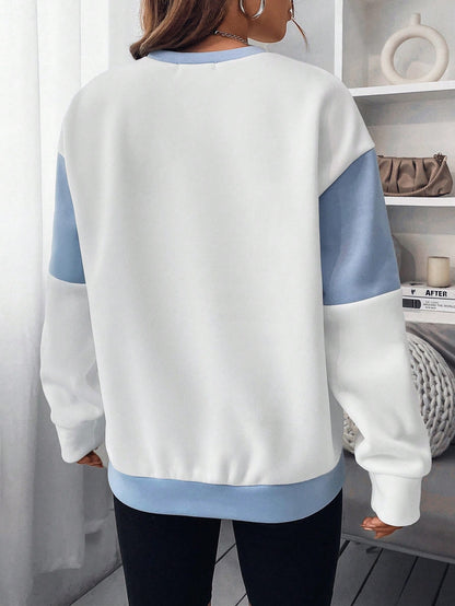 بلوفر رياضي ذو أكتاف متساقطة عليه رسمة حرفية