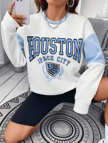 بلوفر رياضي ذو أكتاف متساقطة عليه رسمة حرفية