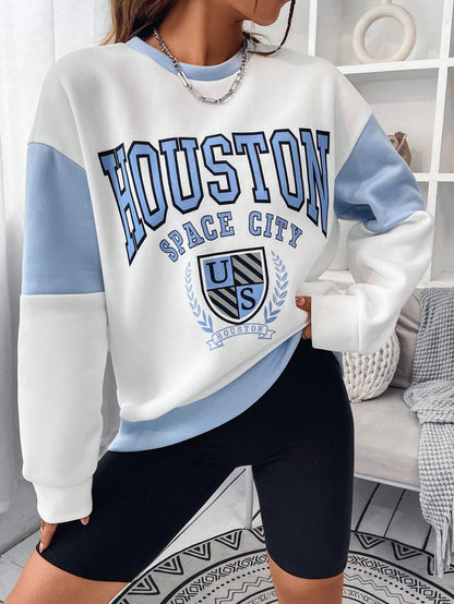 بلوفر رياضي ذو أكتاف متساقطة عليه رسمة حرفية