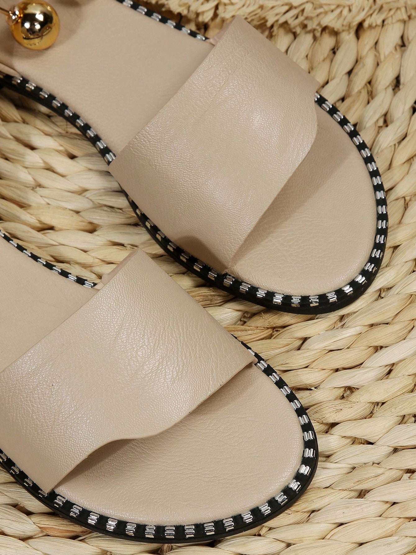 صنادل مسطحة نسائية