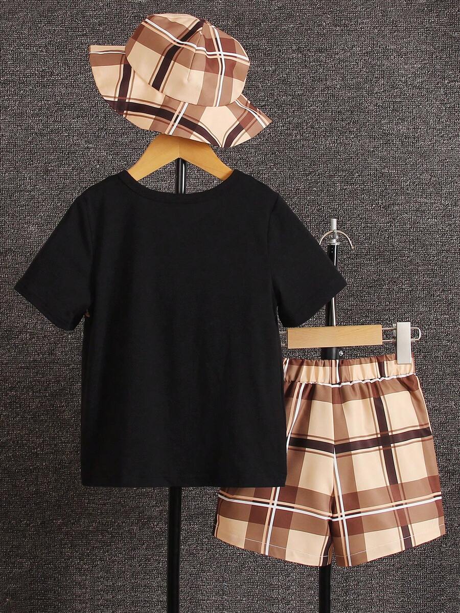 مجموعة لطفل صغير تتضمن تيشيرت مربعات مع رسالة وشورت وقبعة