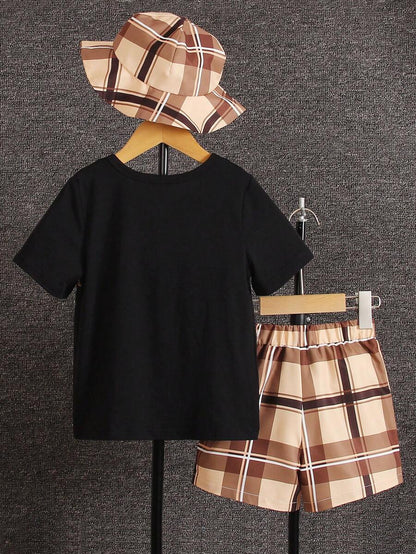 مجموعة لطفل صغير تتضمن تيشيرت مربعات مع رسالة وشورت وقبعة