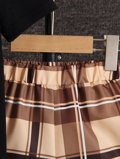 مجموعة لطفل صغير تتضمن تيشيرت مربعات مع رسالة وشورت وقبعة