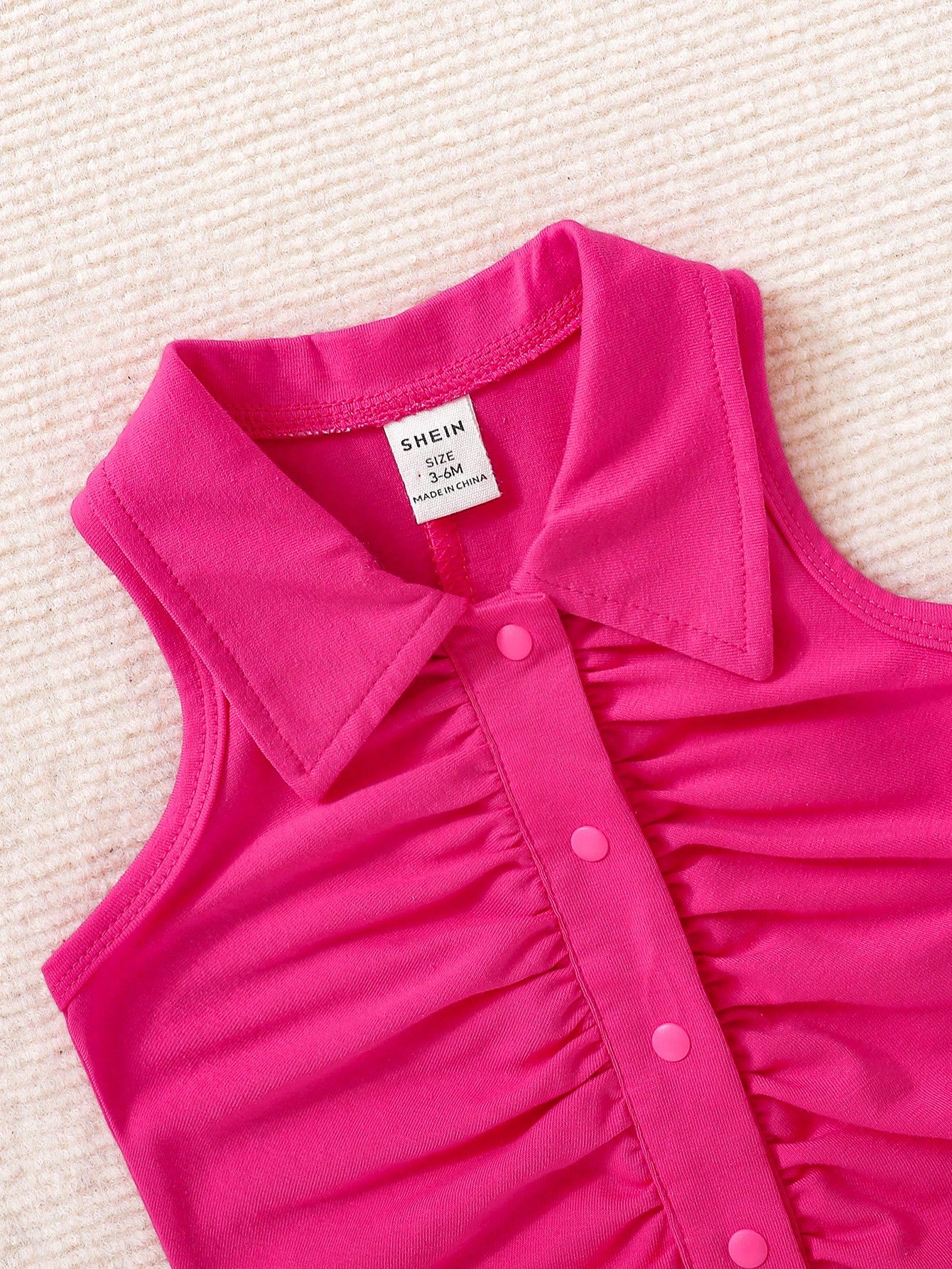 بدلة طفلة رضيعة مشدودة مع أزرار أمامية وأرجل دائرية