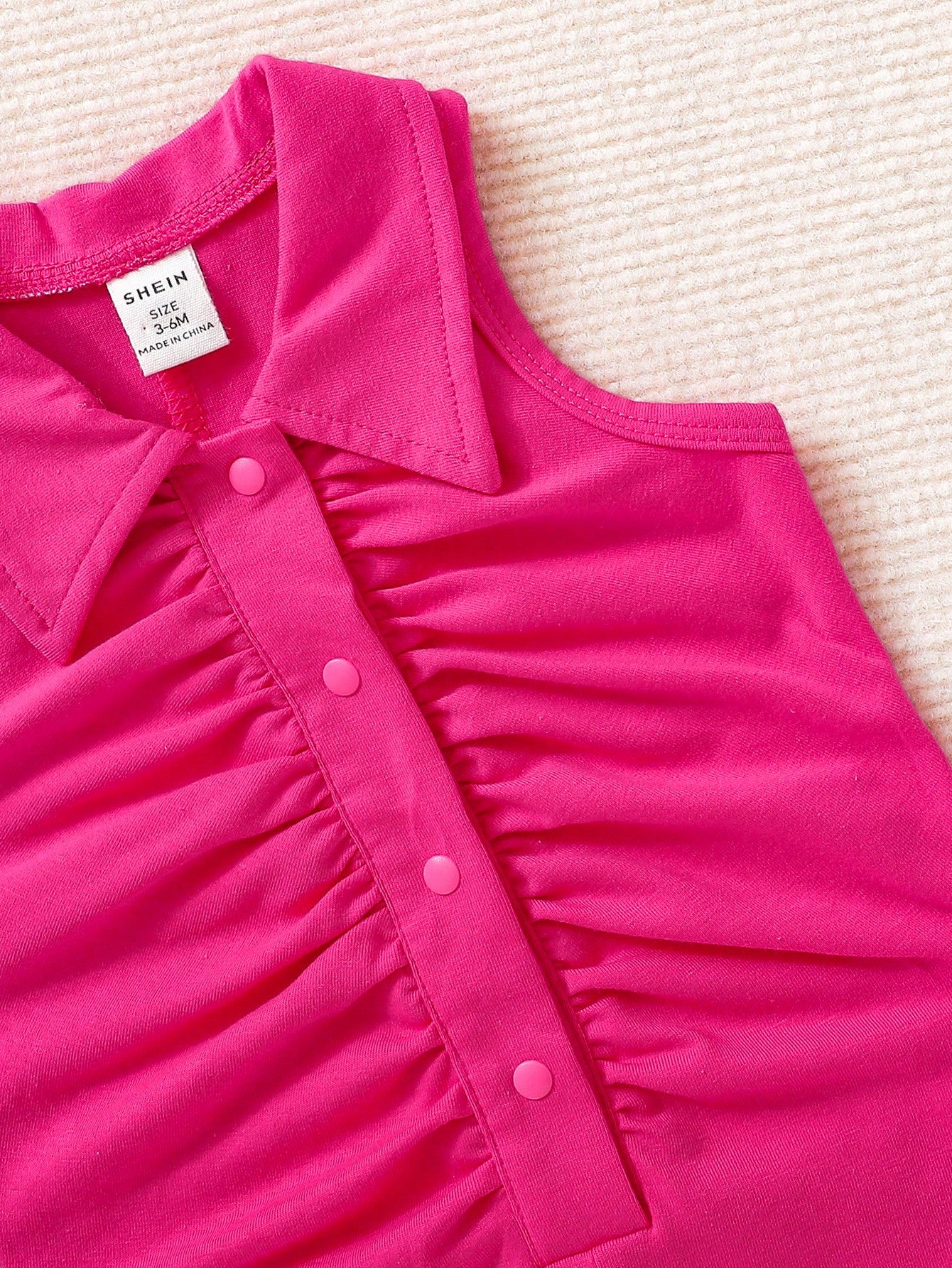 بدلة طفلة رضيعة مشدودة مع أزرار أمامية وأرجل دائرية