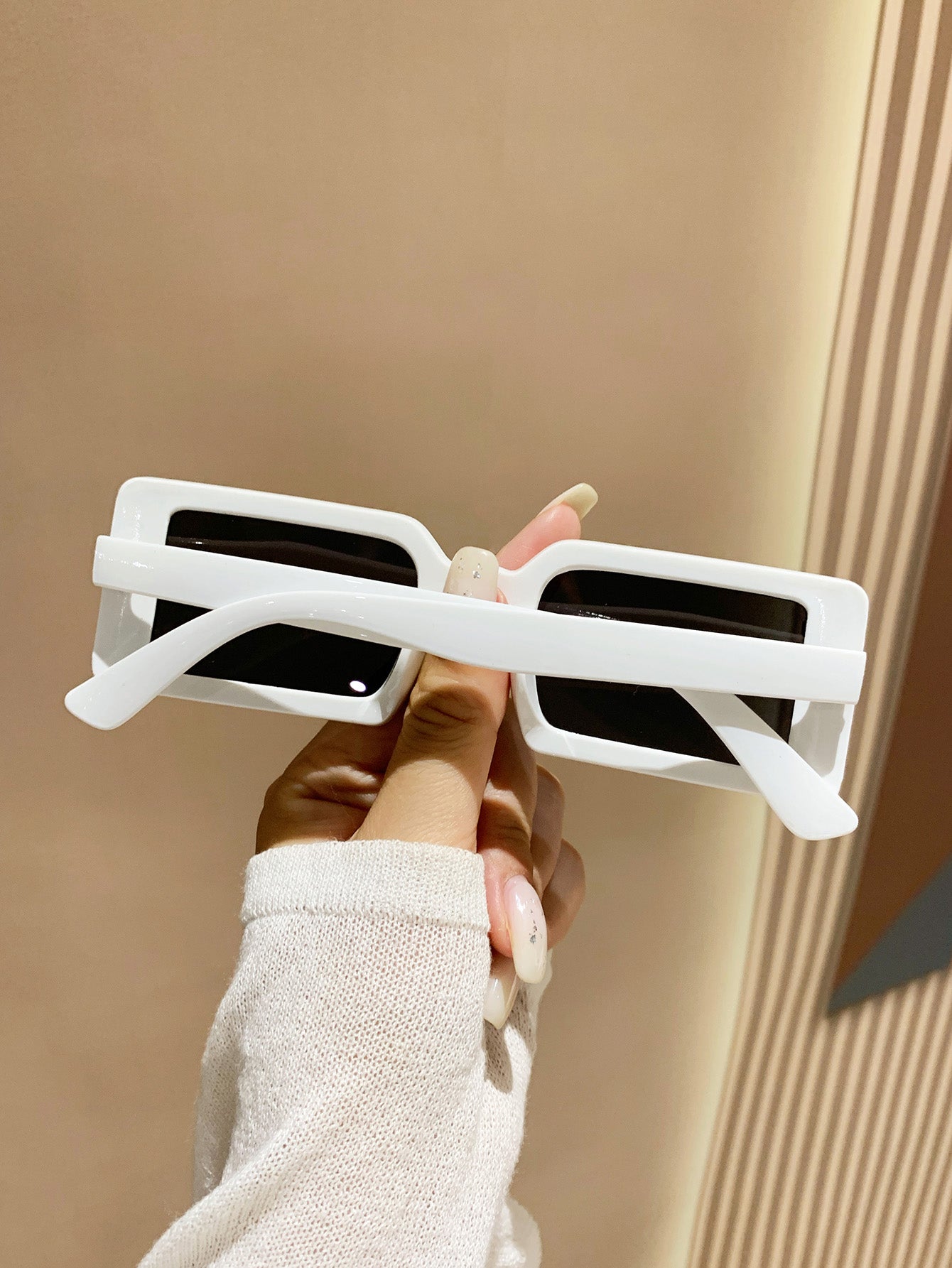 زوج نظارات شمسية إطار بلاستيك مربع للشاطئ موضة نسائية، إكسسوارات شاطئية بيضاء للنساءا