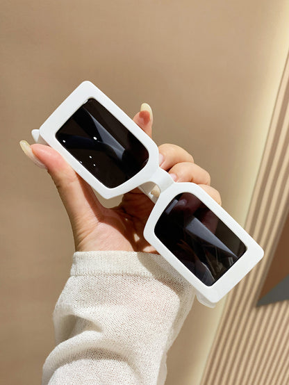 زوج نظارات شمسية إطار بلاستيك مربع للشاطئ موضة نسائية، إكسسوارات شاطئية بيضاء للنساءا