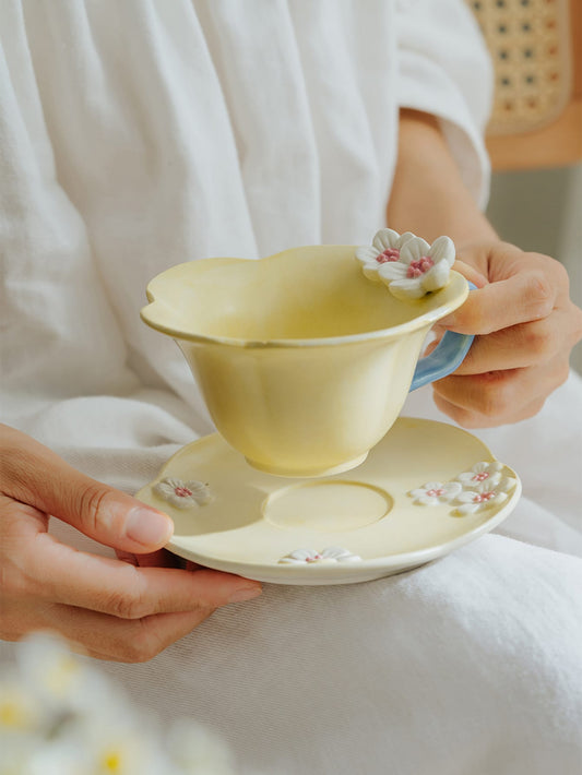 طقم واحد مزخرف بزهر فنجان قهوة و طبق طقم