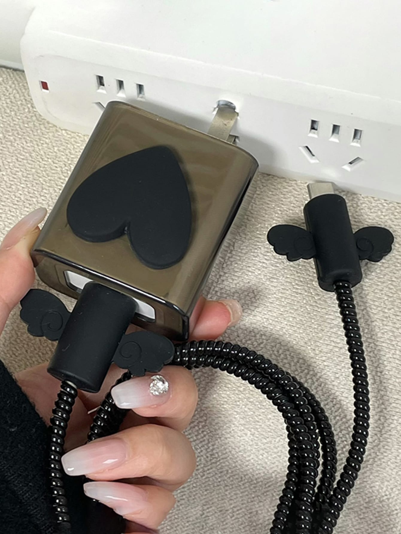 غطاء حماية ذو تصميم قلب وجناحين باللون الأسود متوافق مع شاحن ايفون18واط 20 واط وكابل البيانات 5 قطع/طقم