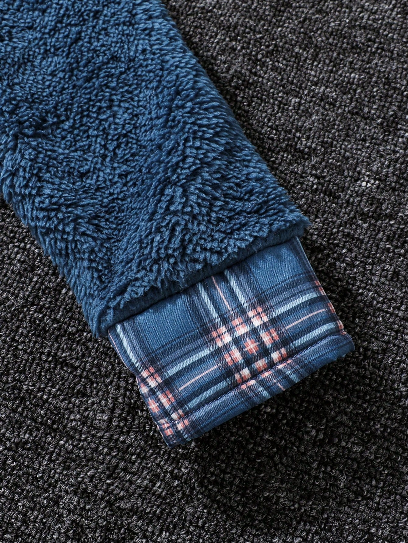 طقم عصري مكون من قطعتين للأولاد الصغار