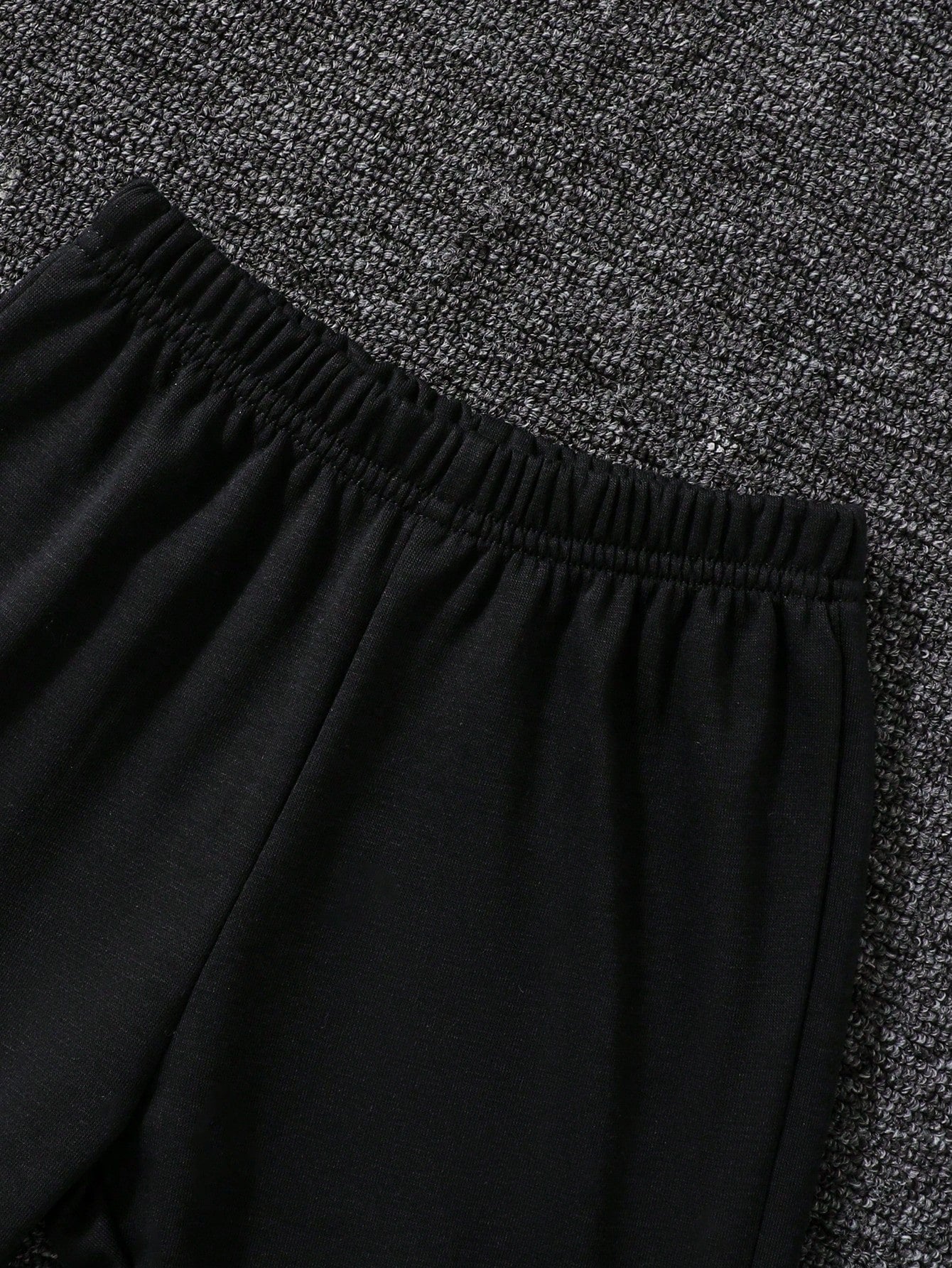 طقم عصري مكون من قطعتين للأولاد الصغار