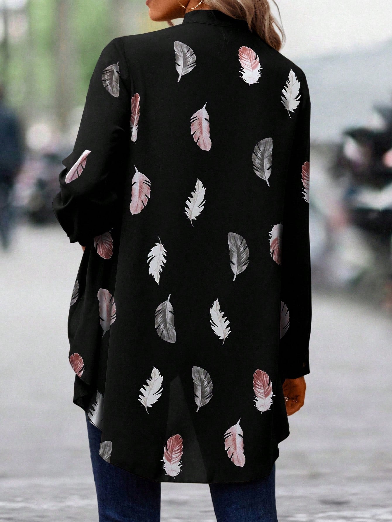 قميص طباعة الريش حافة منخفضة وعالي