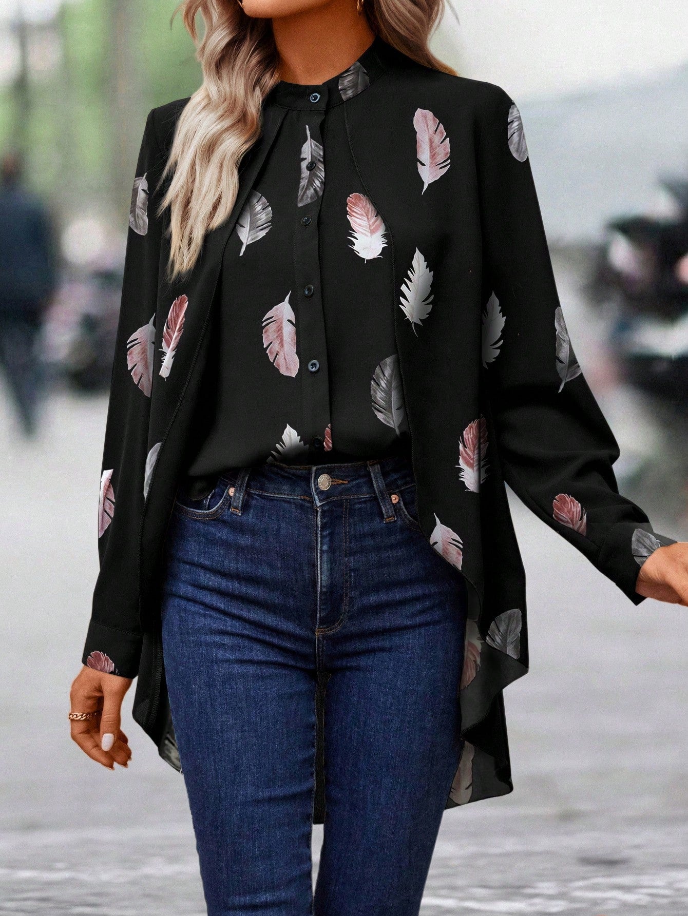 قميص طباعة الريش حافة منخفضة وعالي