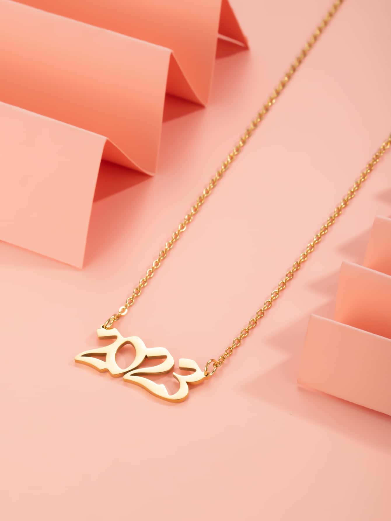 قلادة تعليقة