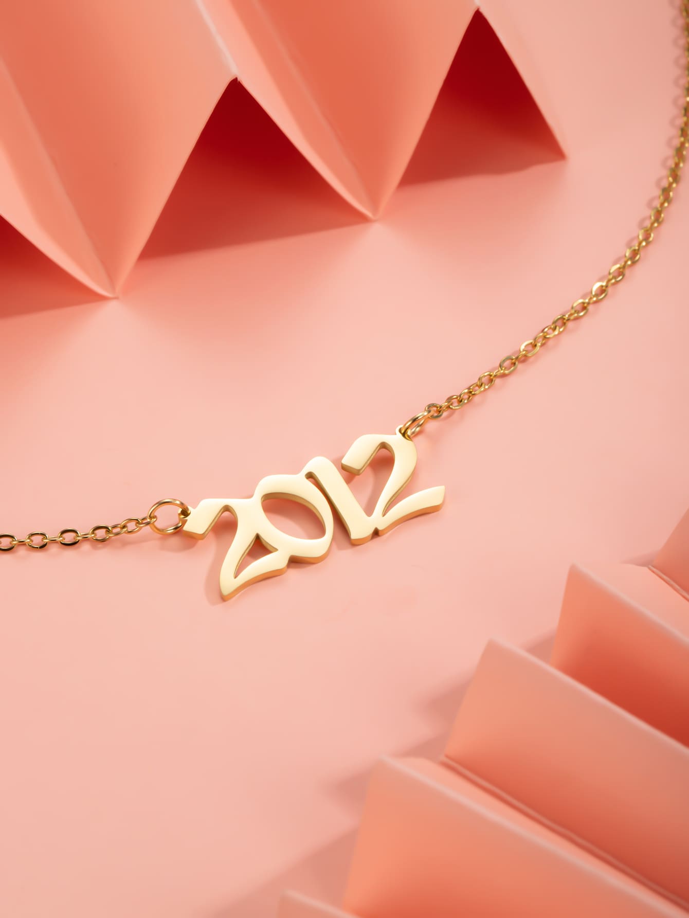 قلادة تعليقة