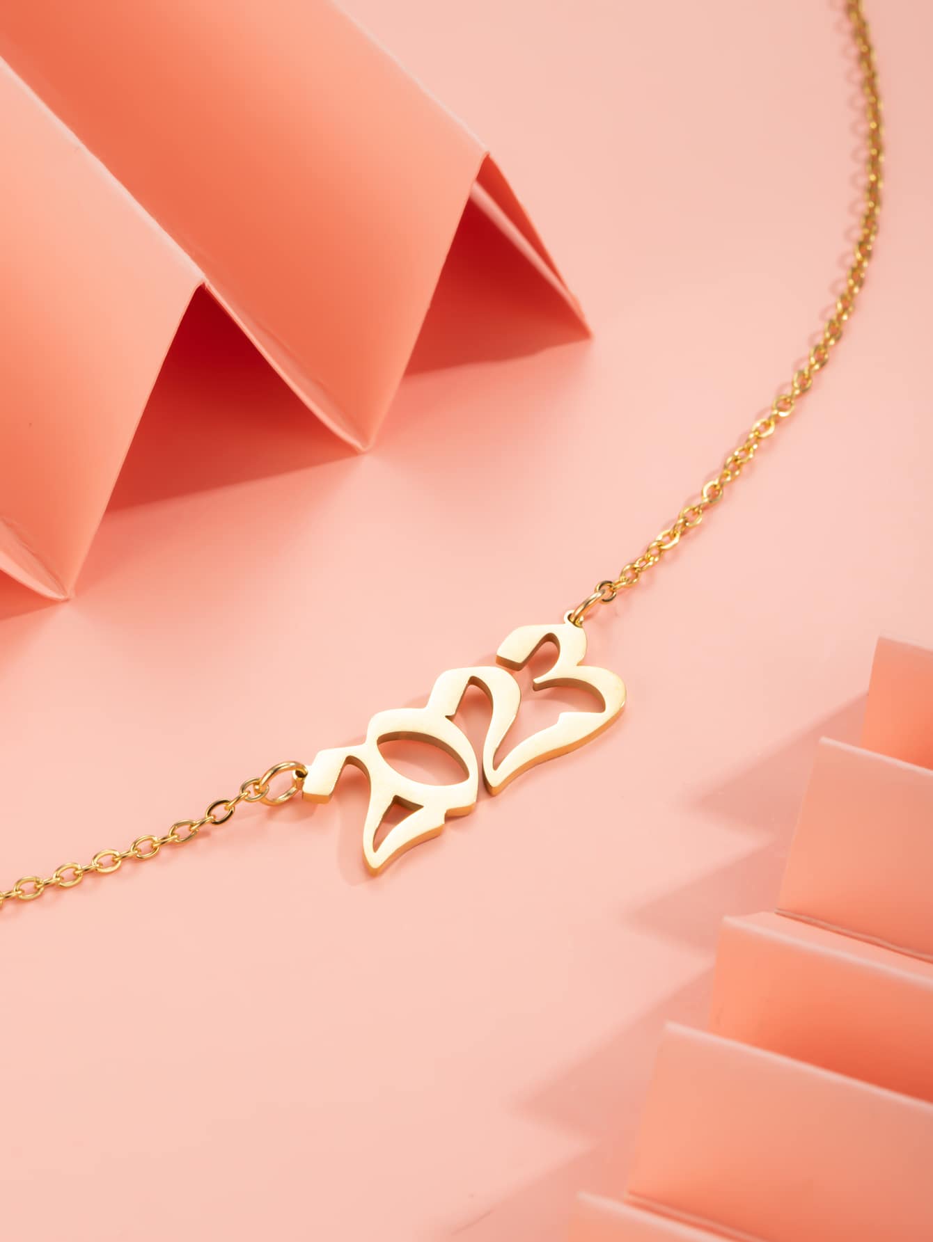 قلادة تعليقة