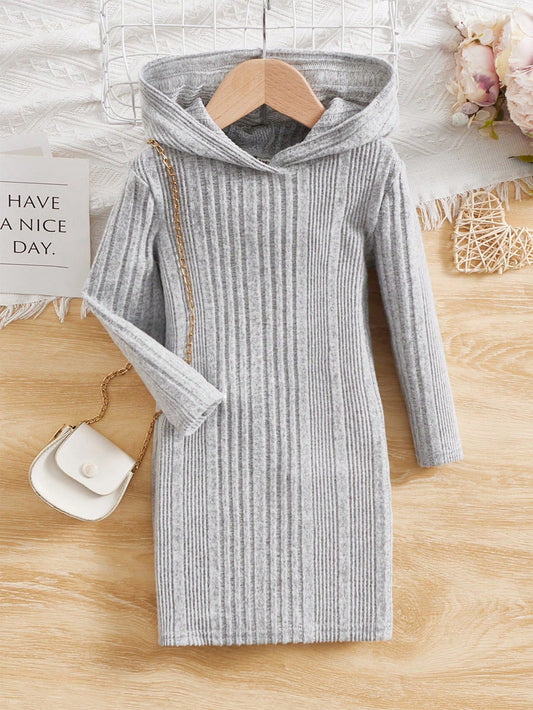 فتاة مراهقة فستان محبوك بأكمام طويلة وقبعة بلون صلب