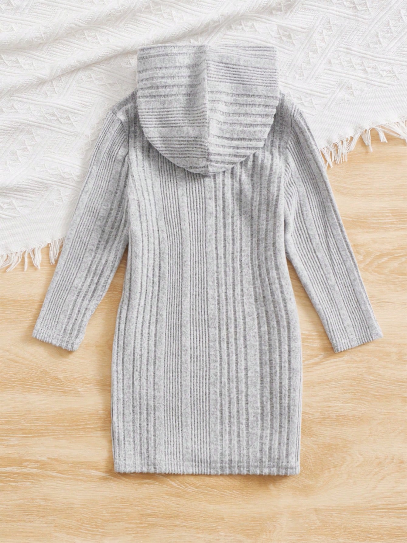 فتاة مراهقة فستان محبوك بأكمام طويلة وقبعة بلون صلب